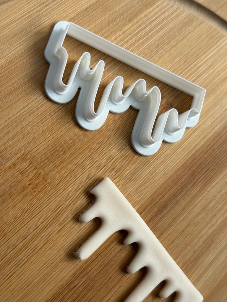 Close-up of the 3D printed drip cutter and cut fondant